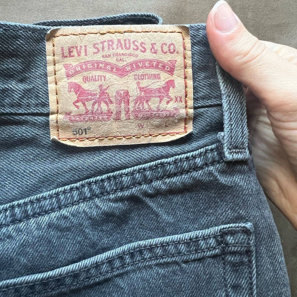Levi’s 501 cropped jeans. Size 27, 26 inches.